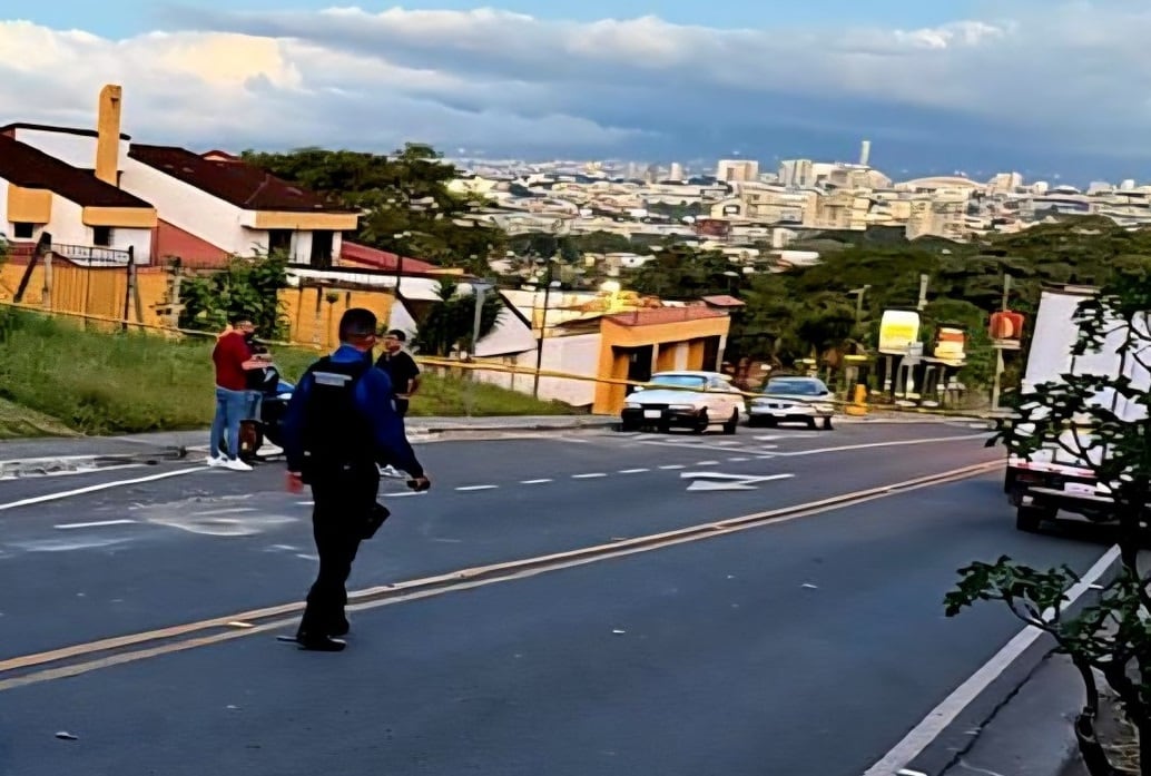 El fallecido fue identificado como un extranjero apellidado Andrade. Foto Policía Municipal de Escazú.
