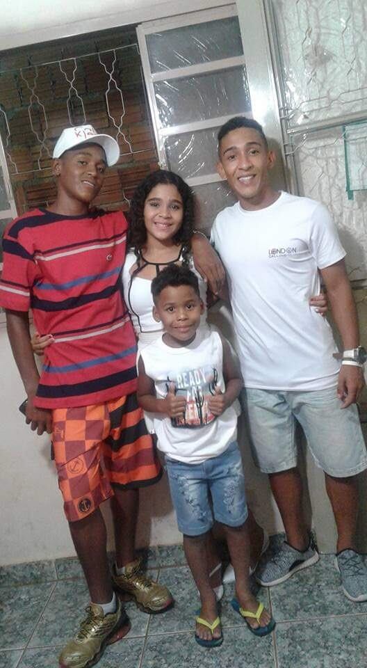 Kennedy Rocha y sus hermanos. Cortesía.