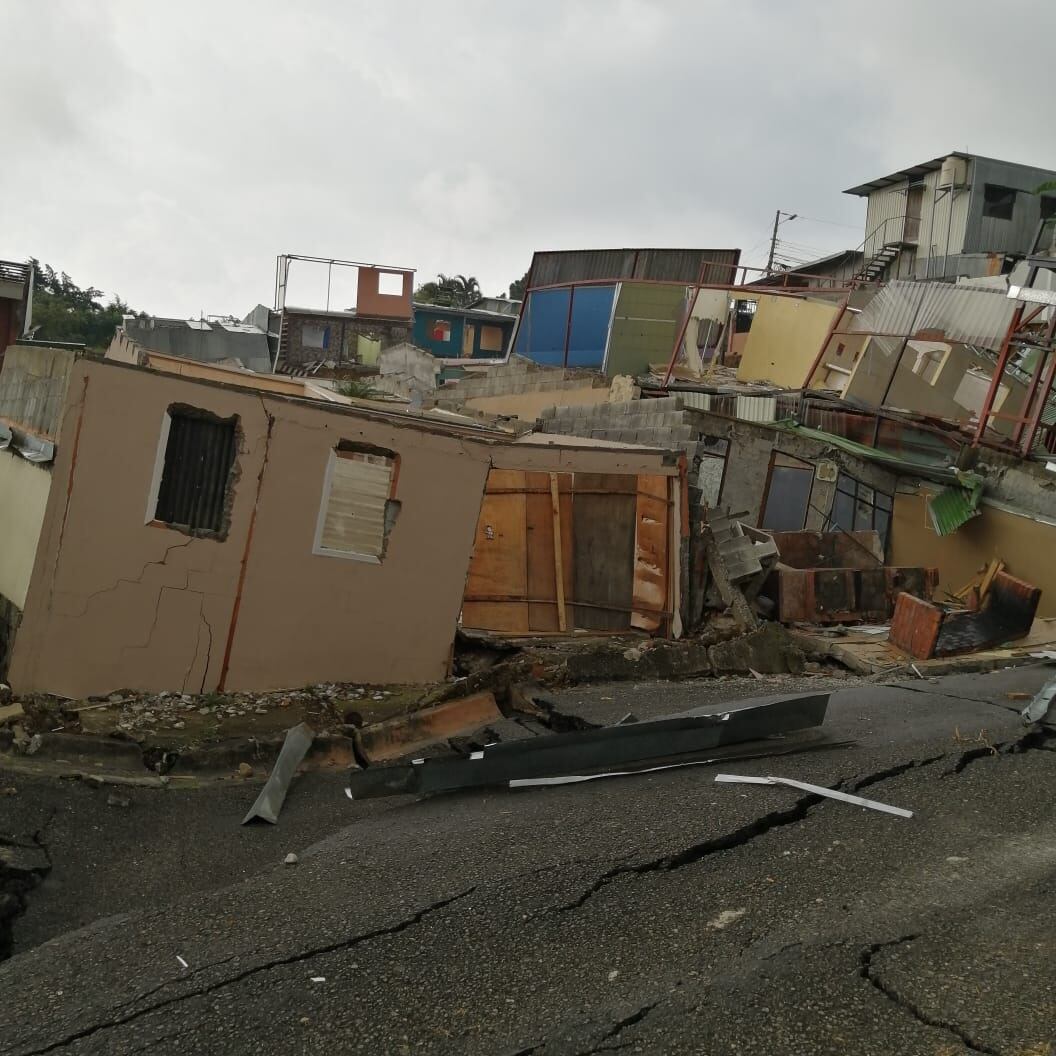Deslizamiento causa destrucción de 27 casas en urbanización Valladolid de Desamparados. Foto cortesía.
