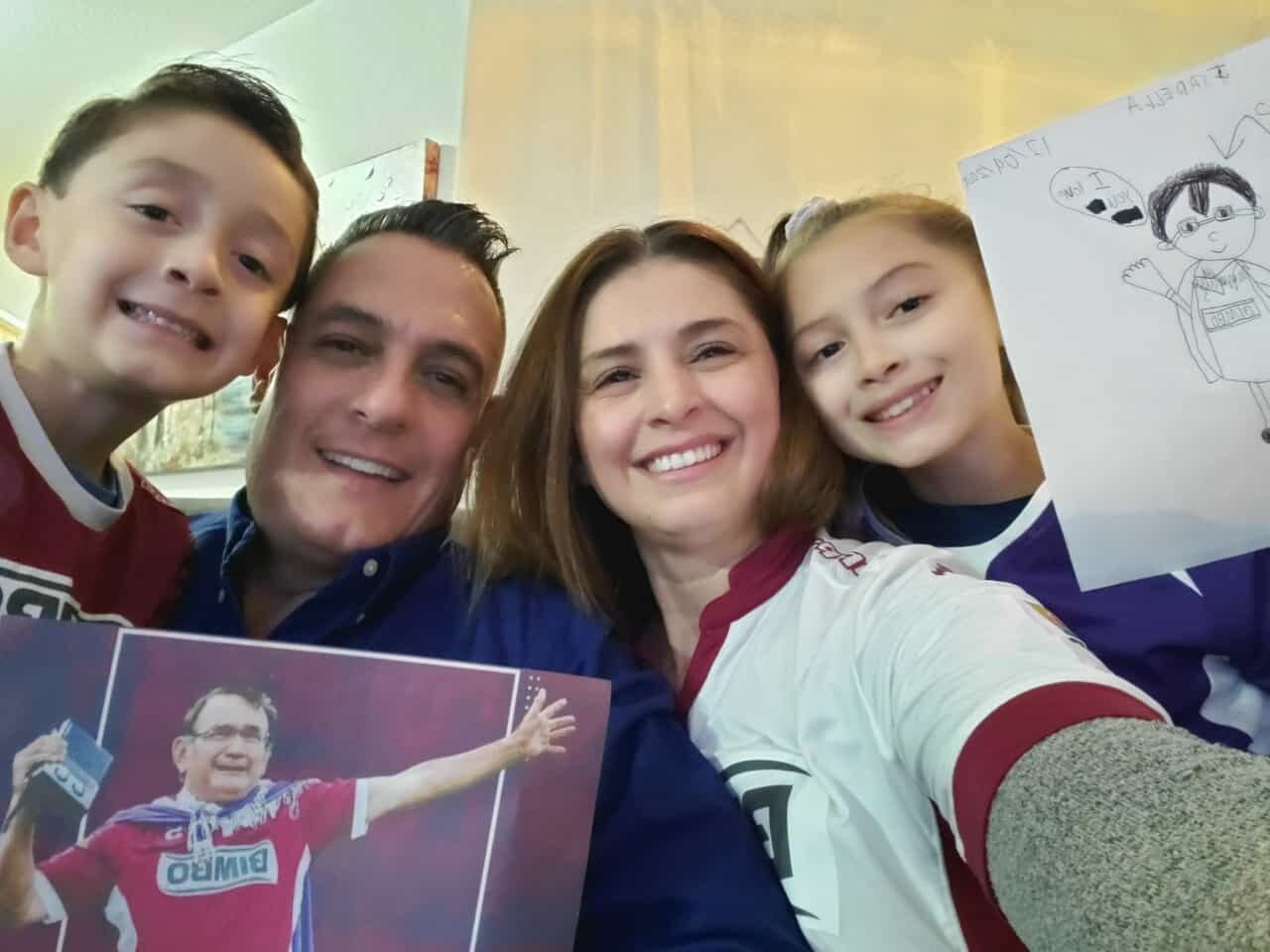 Guiselle Brenes, hija de Losilla con su familia, viendo el homenaje de su papá desde Estados Unidos. Cortesía.