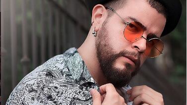 Cantante tico se topó con una culebrota de más de dos metros y no va a creer lo que hizo con el animal