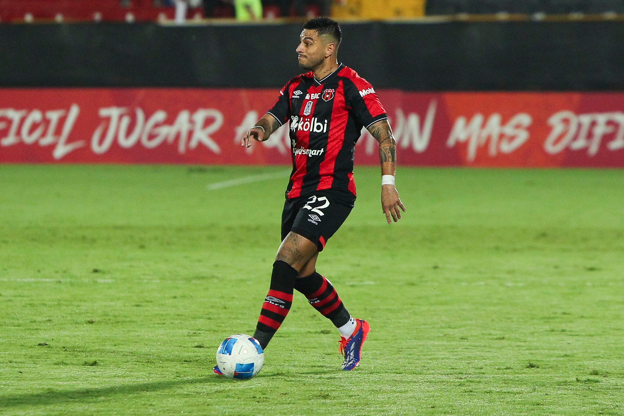 Rónald Matarrita jugó 77 minutos en el partido entre Liga Deportiva Alajuelense y Comunicaciones, días antes del clásico nacional.