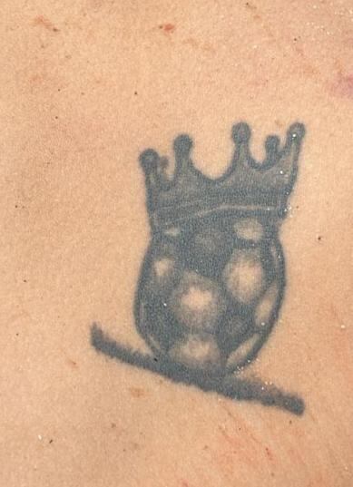 Tres tatuajes podrían revelar la identidad de un hombre que le quitaron la vida de varios impactos de bala y lo dejaron en una calle solitaria en Salitral de Bagaces, Guanacaste. Foto: OIJ