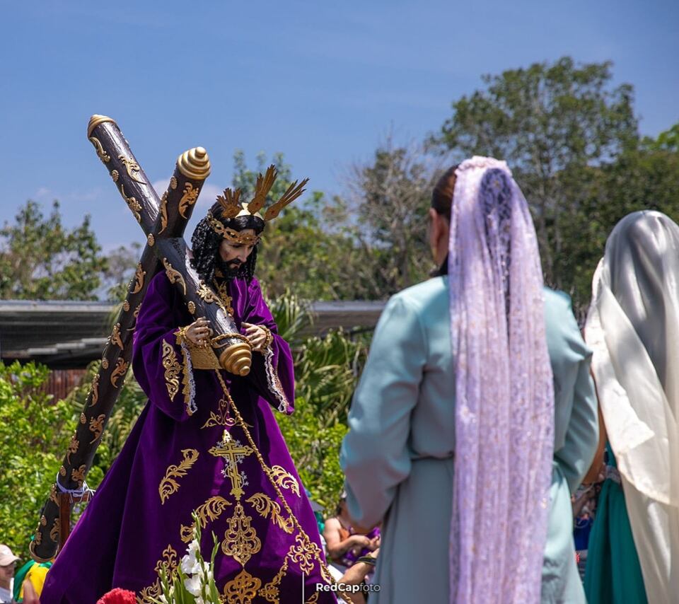 En Cachí, un rinconcito hermoso del cantón de Paraíso, en Cartago, se vivió una historia que muy pocos conocen, pero que refleja el poder de la fe, la creatividad y la unión de una comunidad