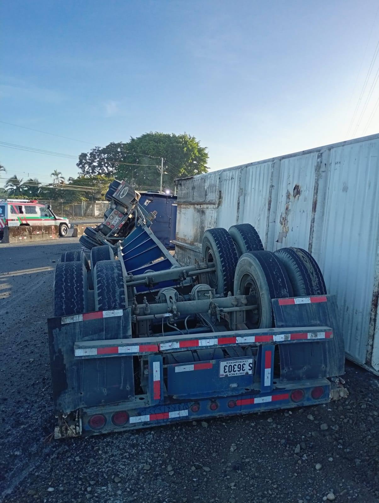 El exceso de velocidad pudo haber sido la causa del vuelco de un tráiler que cobró la vida de dos trabajadores en Limón 2000, sobre la ruta 32. Foto: Rutas Nacionales Costa Rica