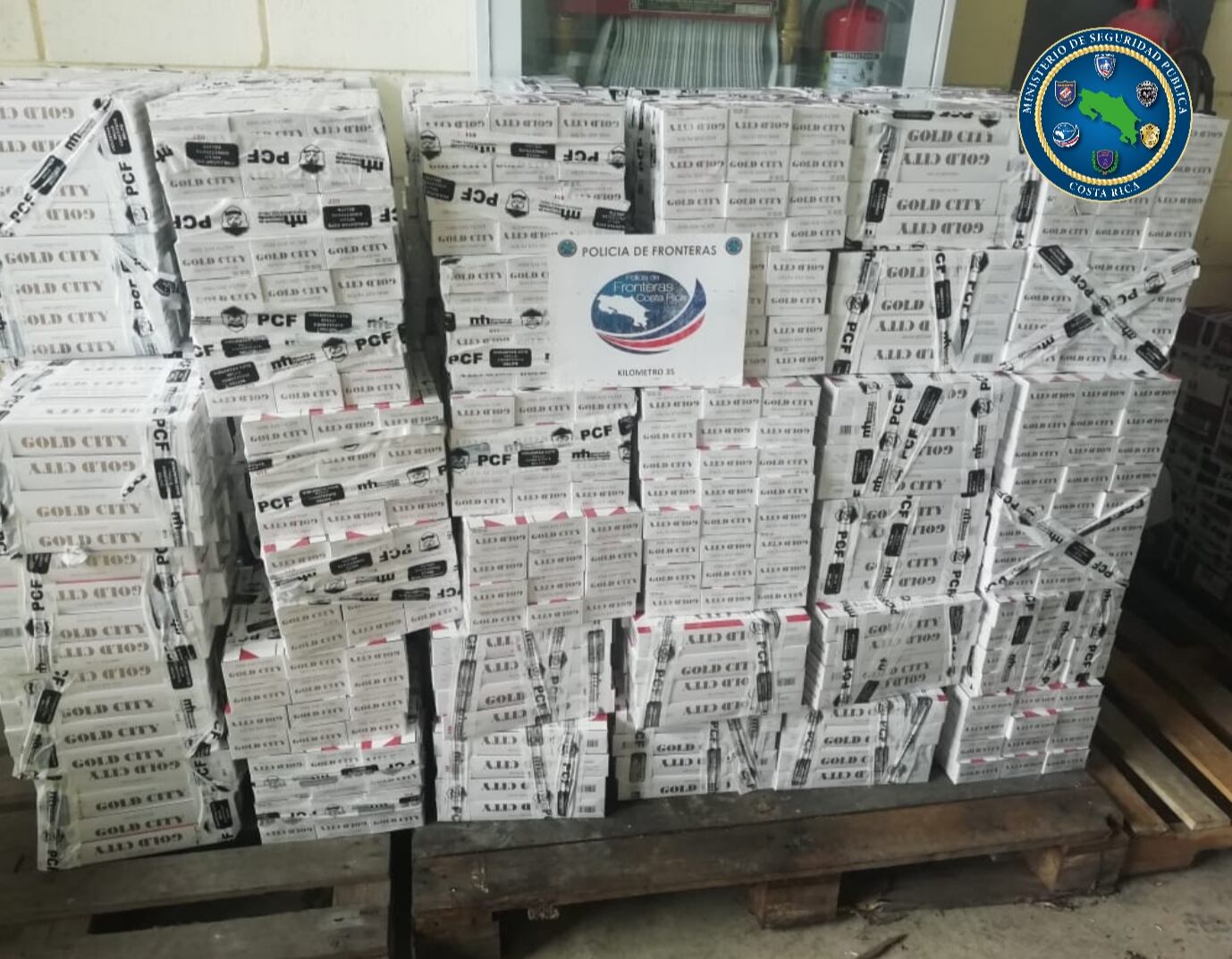 Detienen a hombre de apellido Calvo con cargamento ilegal de cigarrillos valorado en ¢22 millones. Foto MSP: