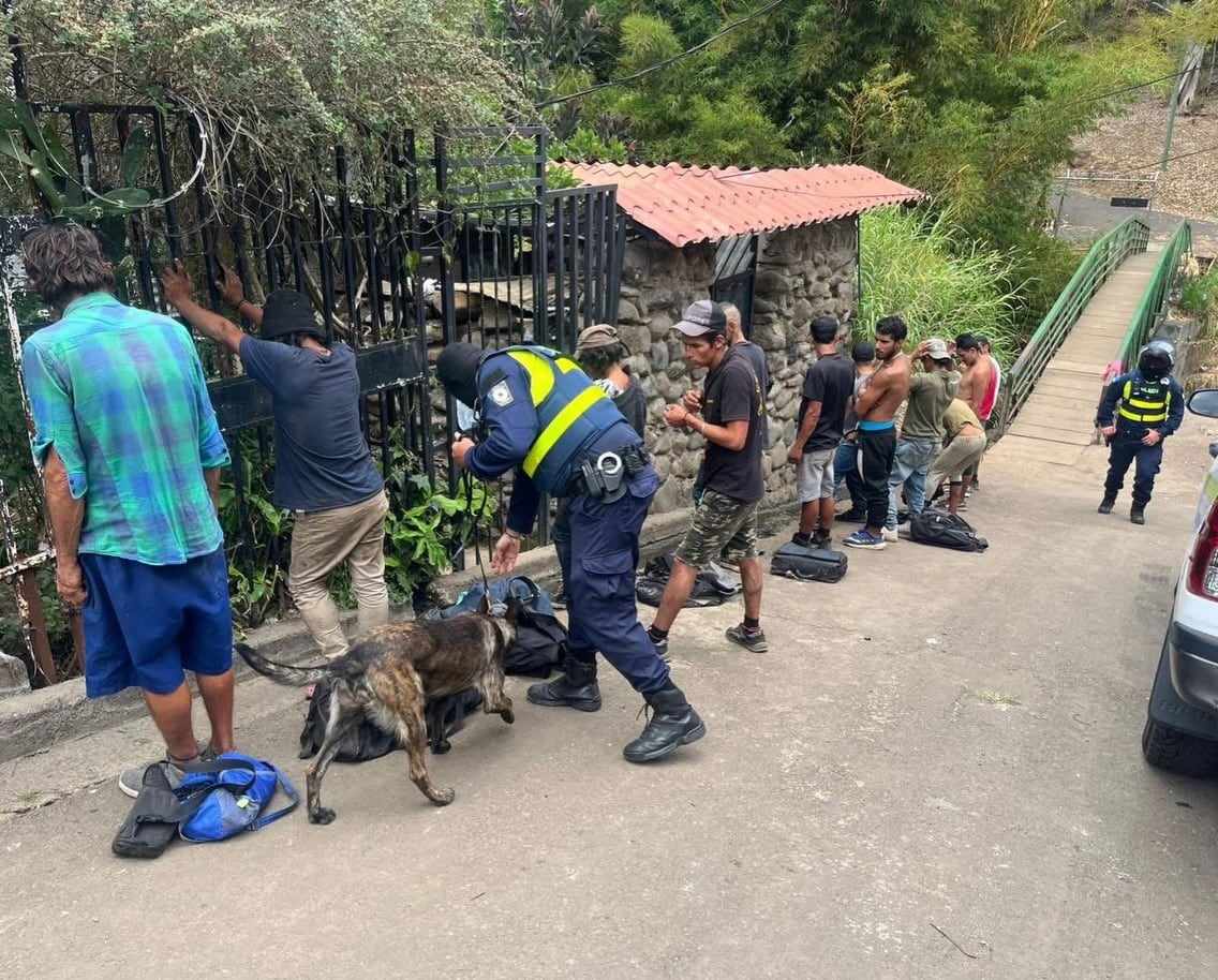 Este fue el cartel que habría sido escrito por un tal Jhonny.