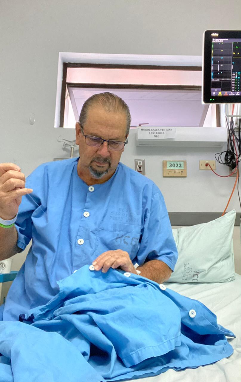 Juan Rafael Muñoz Cascante en estos momentos es un paciente internado en el Hospital Calderón Guardia y nos da una muy linda lección de vida para saber ponerle siempre rostro positivo a cualquier adversidad al ponerse a pegarles los botones a las batas que le dan.