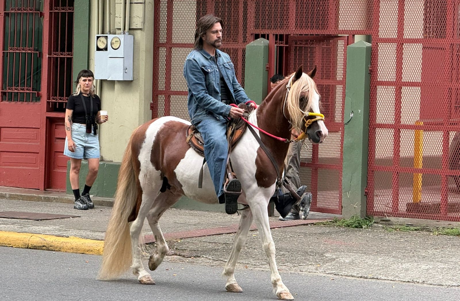 Juanes en Costa Rica, el cantante colombiano está este 10 de octubre de 2025 grabando por el parque Vargas su nuevo videomusical.