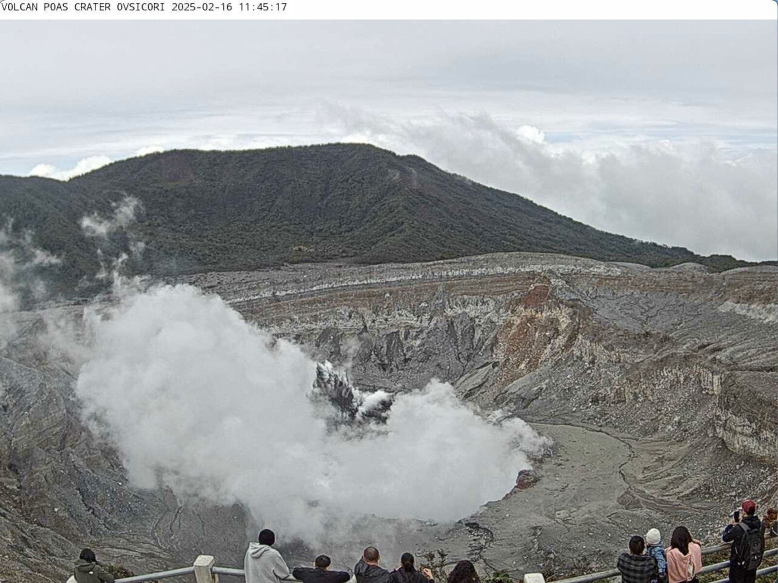 Este domingo a las 11:45 a. m. los visitantes observaron esta erupción en el volcán Poás. Es el segundo ciclo eruptivo en este inicio de año. Foto: Ovsicori.