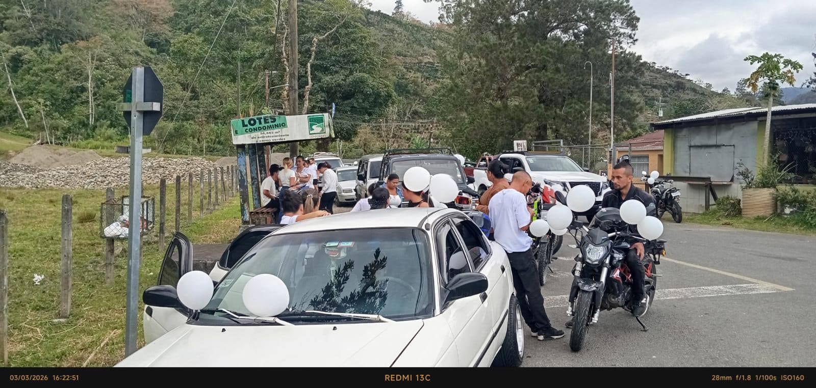 Andrés Araya González, de 27 años, salvó la vida de su compañero Nelson antes de desaparecer en el mar en Jacó. Con una caravana y globos blancos lo recibieron en Cartago para despedirlo. Foto: Orosí Informa