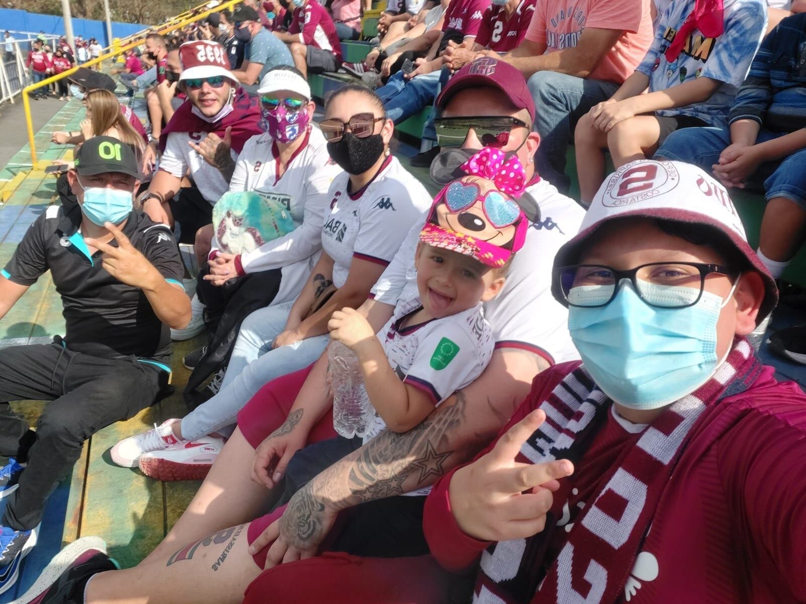Aficionados del Saprissa se organizan para acompañar al equipo fuera del Ricardo Saprissa. Cortesía.