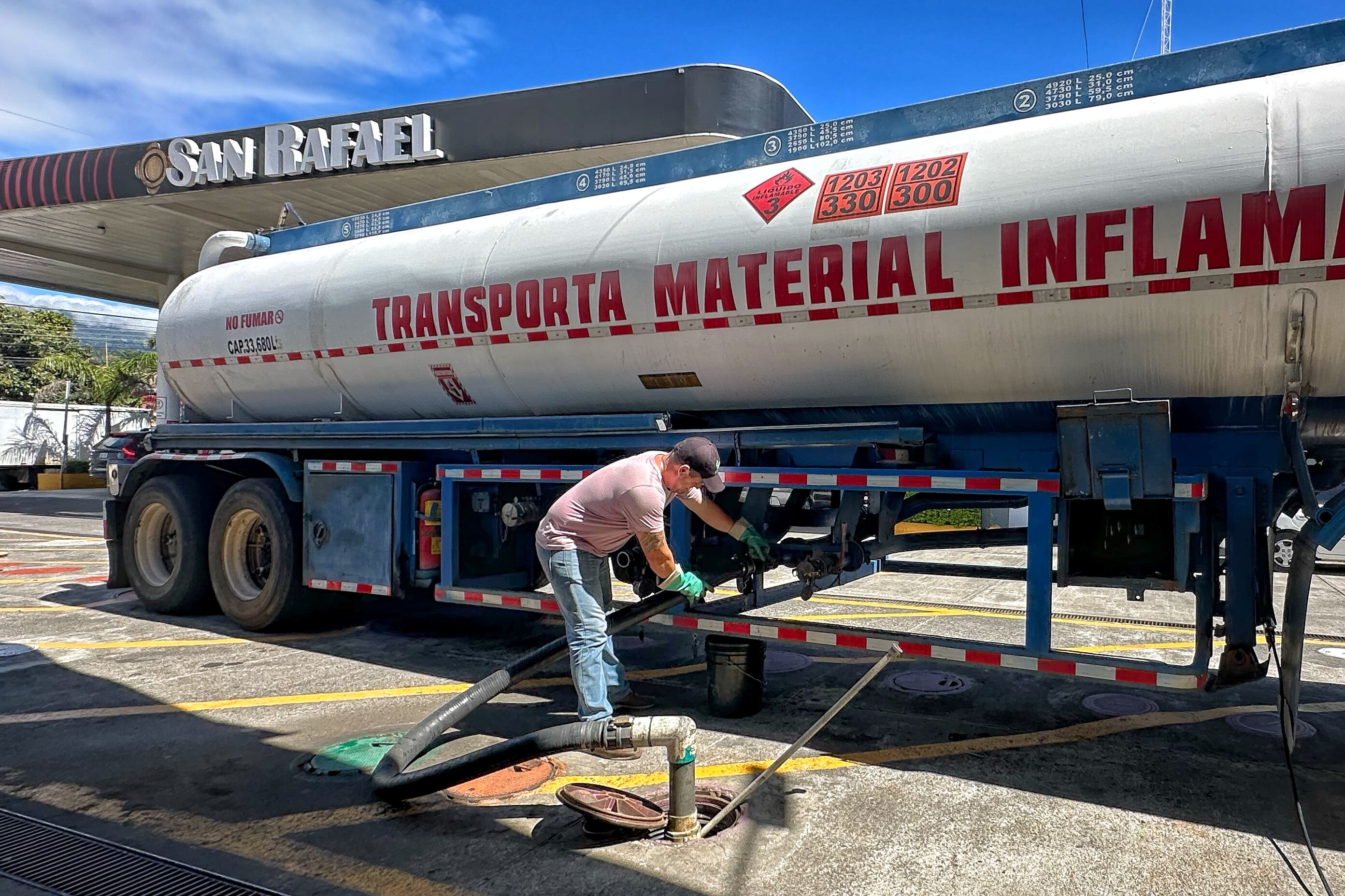 06/01/2023/ Jose Araya operando un camión cisterna suministrando gasolina a la Estación de Servicio San Rafael de Heredia / imagen para ilustrar baja o alza de de gasolina en el país / Foto John Durán