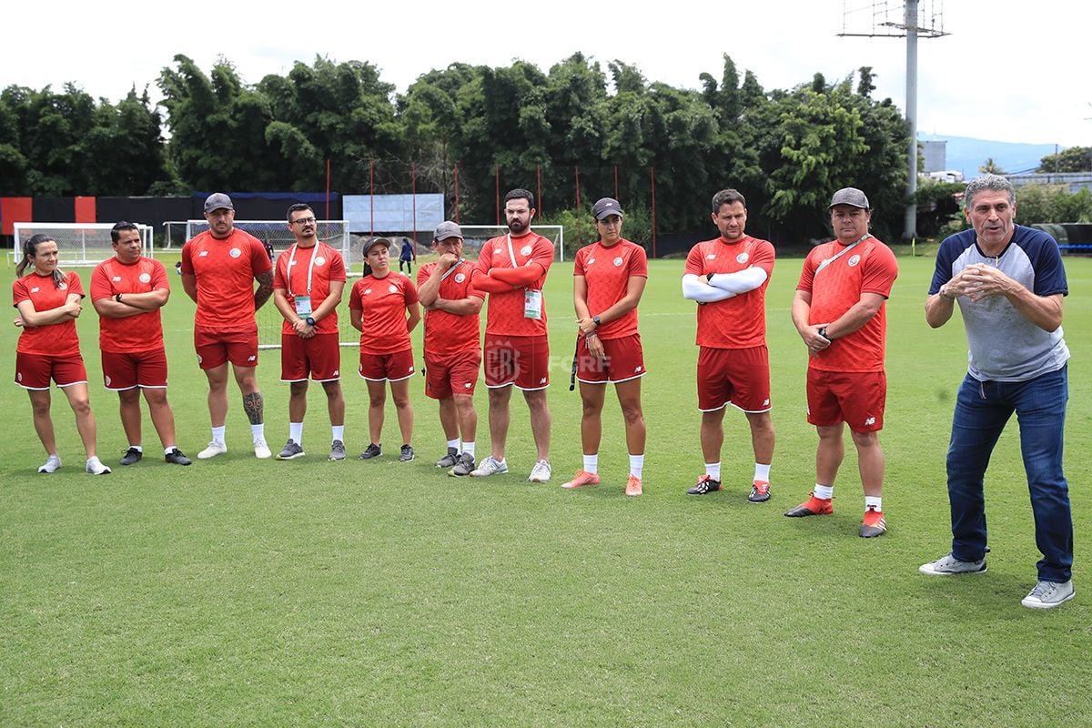 Luis Fernando Suárez visita y apoya a la Sub20 femenina