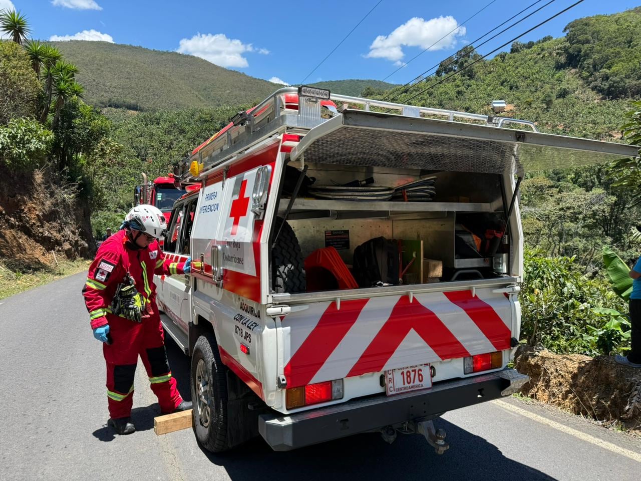 Los cinco ocupantes del carro accidentado fueron trasladados a centros médicos. Foto Cruz Roja
