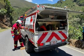 Rescatan a niña de 10 años que quedó prensada dentro de carro que cayó a profundo guindo