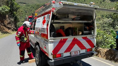 Rescatan a niña de 10 años que quedó prensada dentro de carro que cayó a profundo guindo