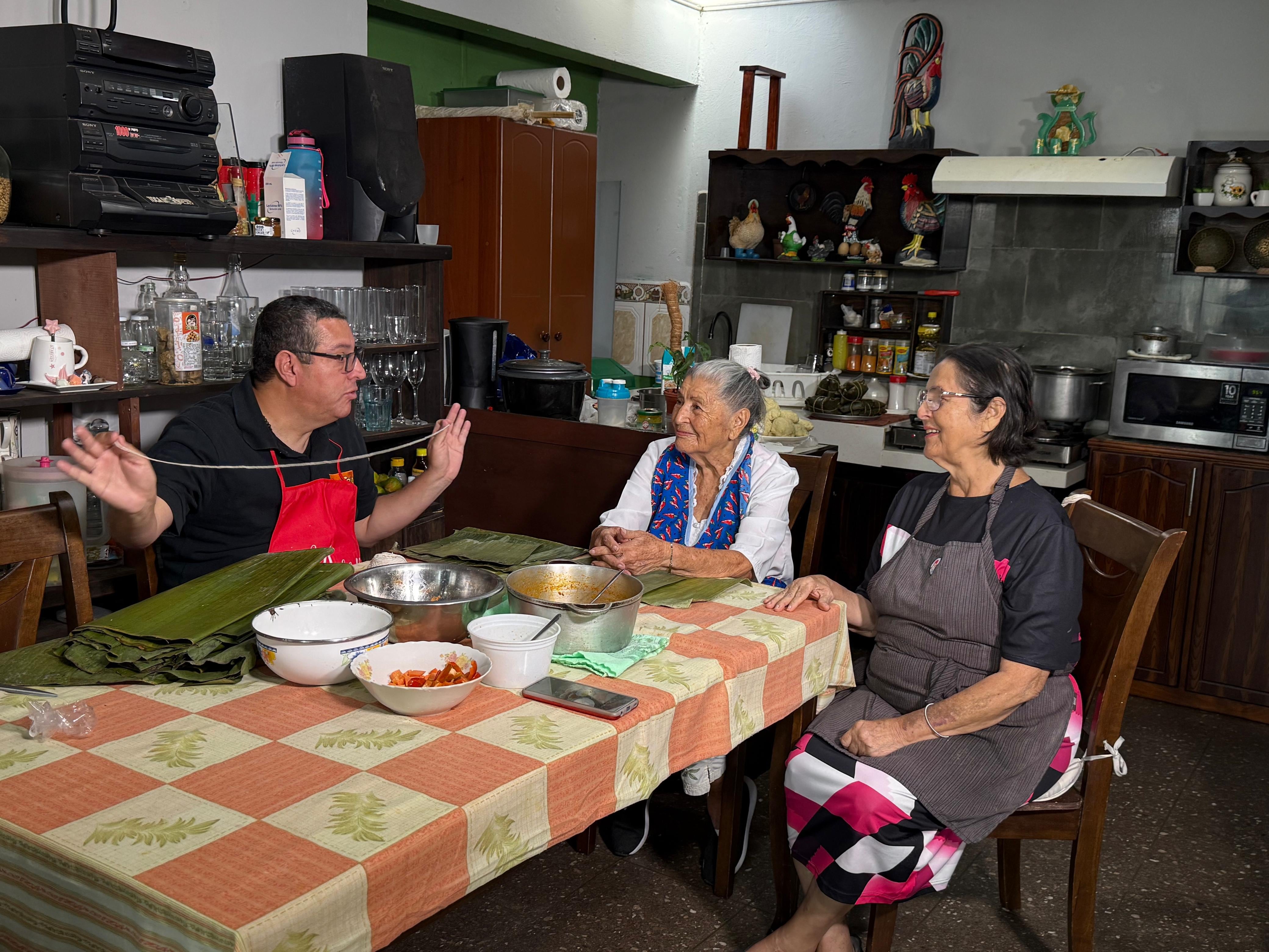 “Cazador de tamales” es el especial navideño que nos llevó a cuatro hogares costarricenses en busca del tamal más sabroso. En la foto doña María Luisa Herrera y su hija Lilliam Herrera.
