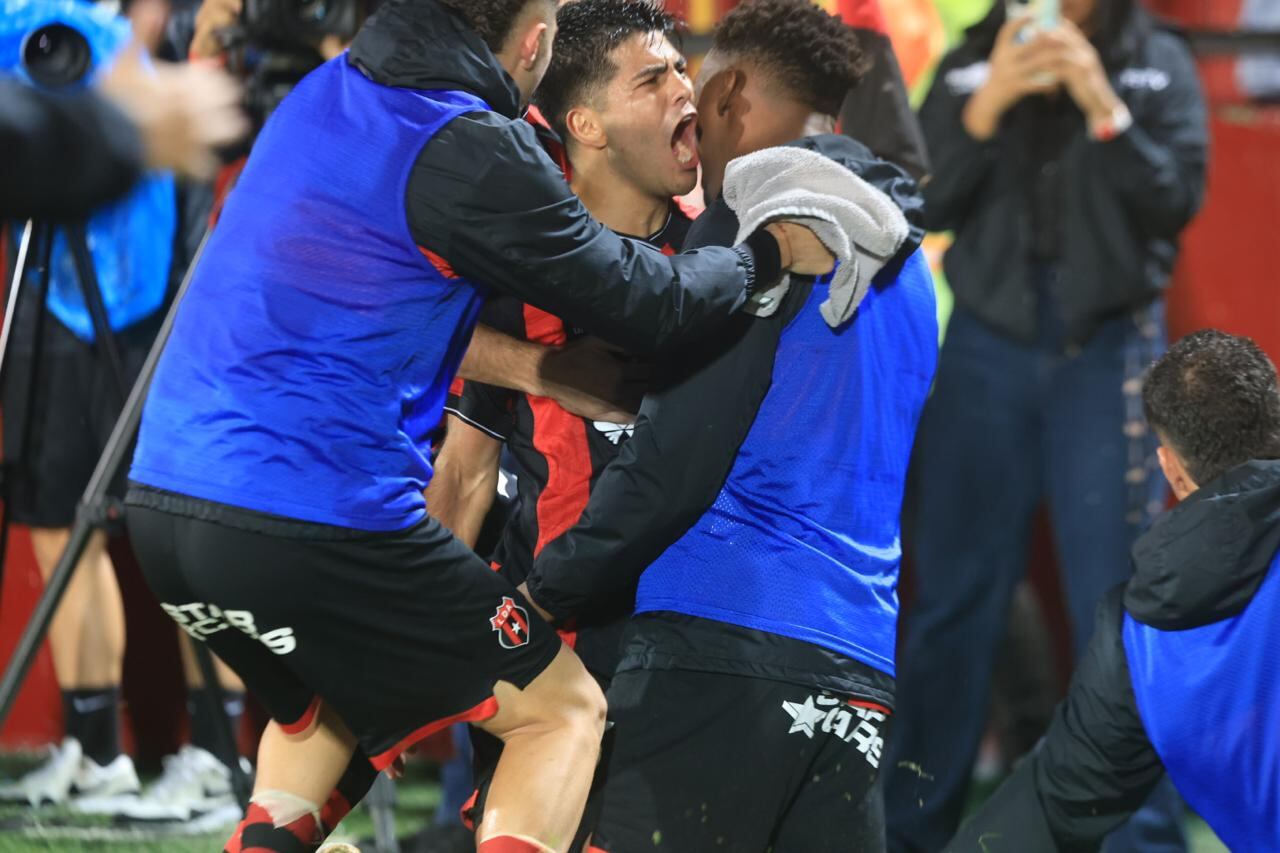 Juego entre liga vs Puntarenas por el segundo partido de la semifinal / foto Rafael Pacheco