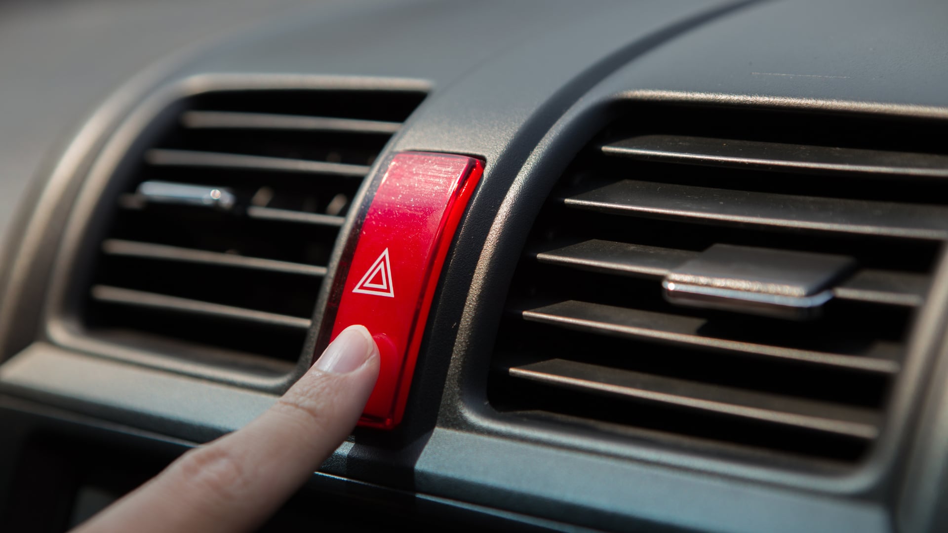 Las luces de emergencia deben usarse solo en situaciones de riesgo. Usarlas para estacionarse genera confusión y pone en peligro a otros.