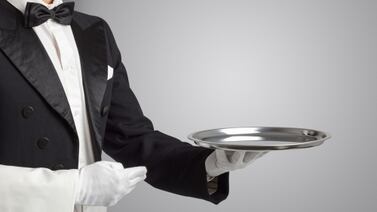 ¿Qué significa cuando una persona ayuda al mesero a juntar los platos?