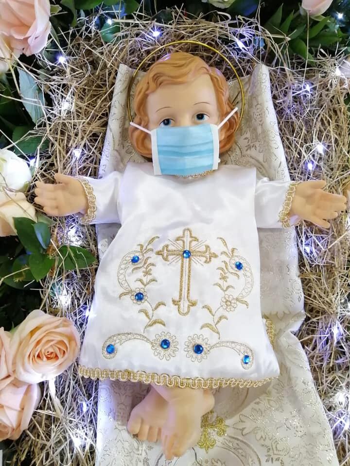 Uno de los dos Niñitos de la parroquia Nuestra Señora de Fátima de Hatillo 3, está expuesto desde el pasado 25 de diciembre con una mascarilla en su carita. La idea es del cura párroco de la iglesia, el padre Víctor Jiménez Gómez, conocido de cariño y por todo el mundo como el padre Toto.