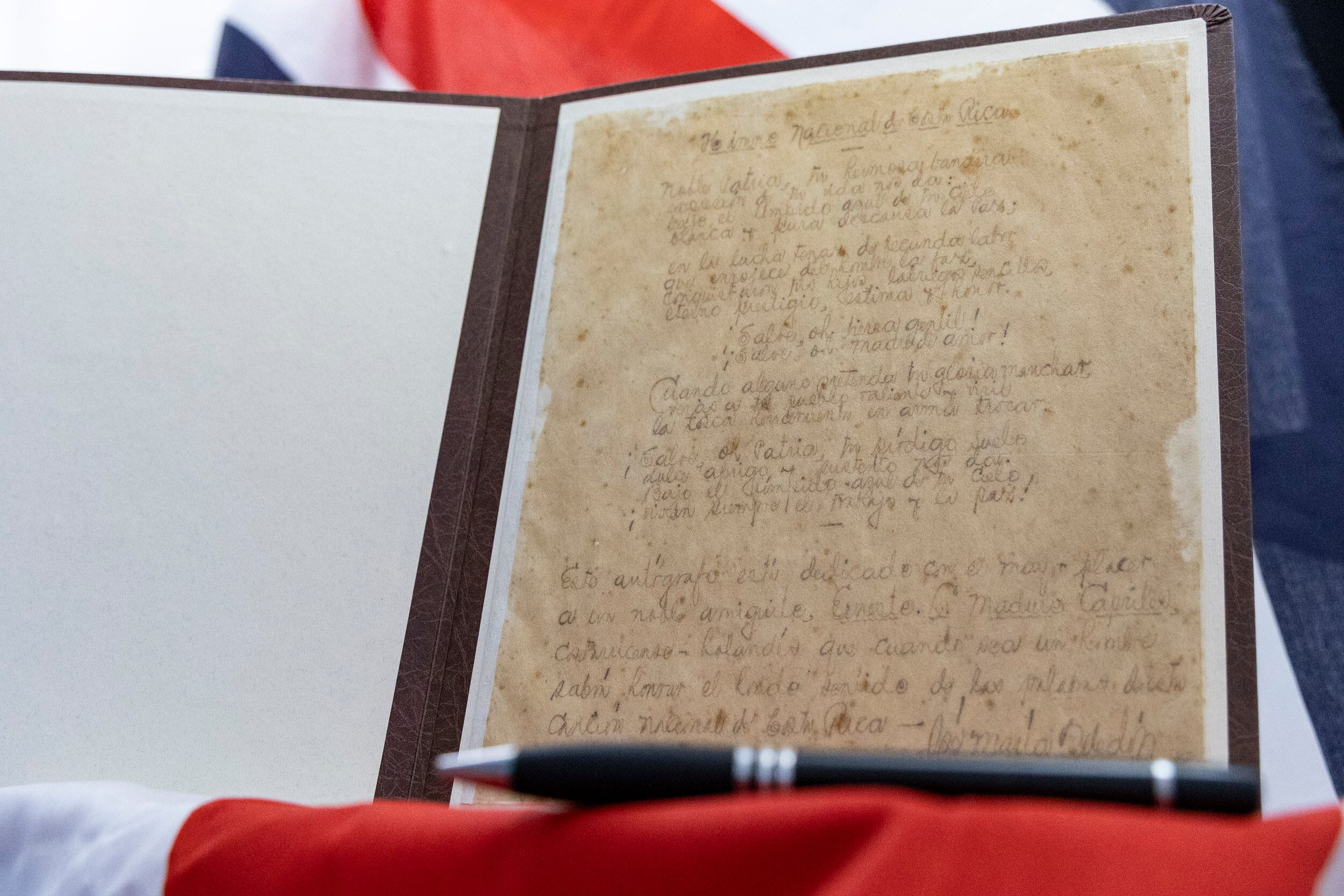 Con tremenda alegría, bombos y platillos, este jueves 27 de marzo el Archivo Nacional, nos ha confirmado una muy linda noticia, a nuestro amado Himno Nacional le apareció un “hermanastro” que a partir de hoy fue “reconocido” con todas las de la ley.
Para que el “hermanastro” pasara a ser ya oficial de todos los costarricenses, el pasado 25 de marzo se realizó la firma de un contrato de donación con la familia Maduro Gallardo. “El documento, que perteneció al señor Ernesto Levy Maduro Capriles, se custodió por la familia Maduro durante varias generaciones. Según indicó Ana Maduro Gallardo, esta pieza se generó gracias a un encuentro fortuito en Puntarenas entre su abuela y don José María Zeledón. 
“Durante esa reunión, Zeledón accedió a escribir la letra del Himno Nacional para su padre, acompañándola con una dedicatoria especial, la cual se guardó con esmero por la familia a lo largo del tiempo”, explica el Archivo Nacional.