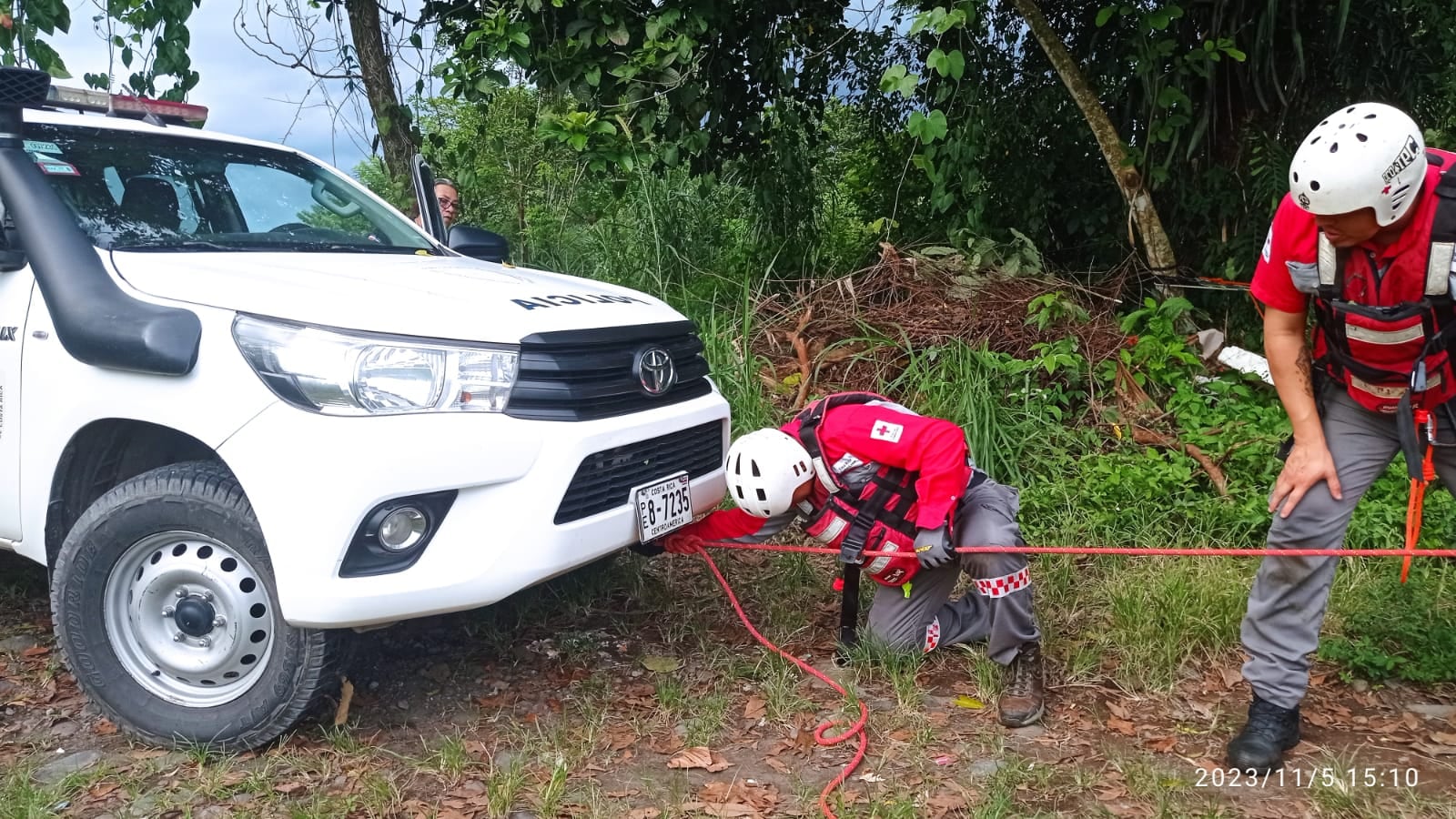 Los cruzrojistas tuvieron que utilizar mecates para atravesar el río y rescatar a los atrapados.