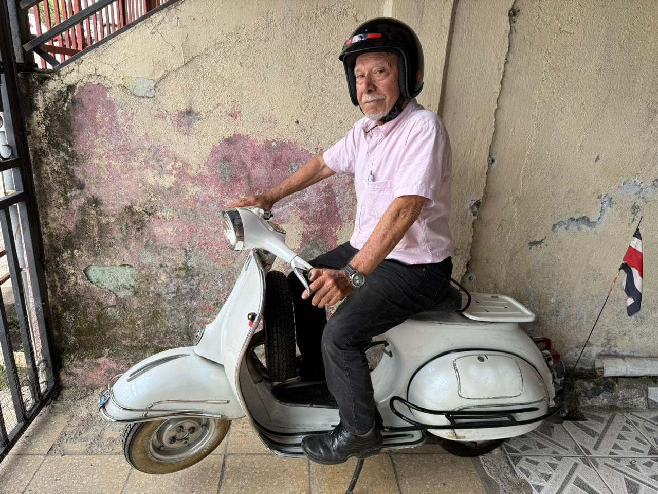 Don Alciony Bonilla se enamoró de las Vespa cuando era un colegial y, casi siete décadas después, asegura que morirá con la misma ilusión con la que se montó por primera vez en una.
