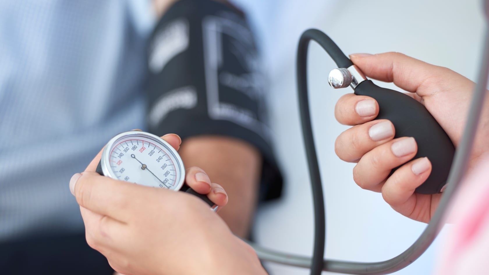 La hipertensión no solo se relaciona con el consumo de sal. Científicos alertan sobre otro factor que incide en esta enfermedad silenciosa.