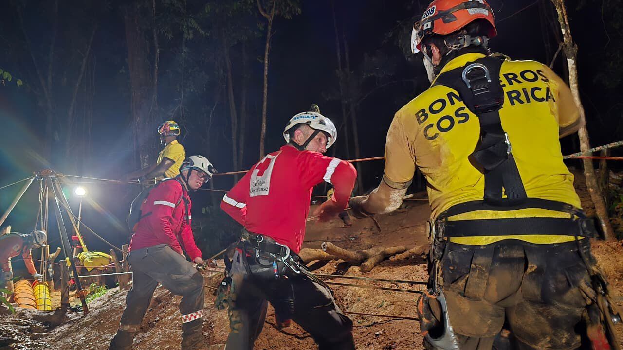Bomberos y Cruz Roja realizan labores en una mina en Crucitas para dar dos personas que se sospechan estarían fallecidas.