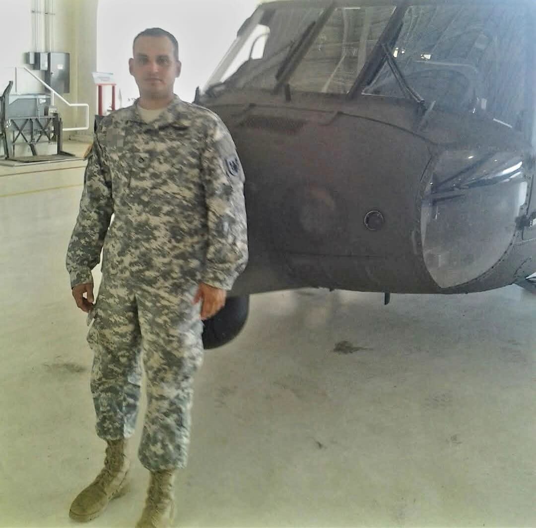 Aunque Costa Rica abolió el ejército hace más de 75 años, hay un guapileño que, por esas vueltas que da la vida, terminó poniéndose el uniforme militar… pero del ejército de Estados Unidos. Jean Paul Salazar Borbón nació y creció en el puro centro de Guápiles, en una casa donde lo más cerca que estuvo de un helicóptero fue verlos pasar sobre el aeropuerto local.
