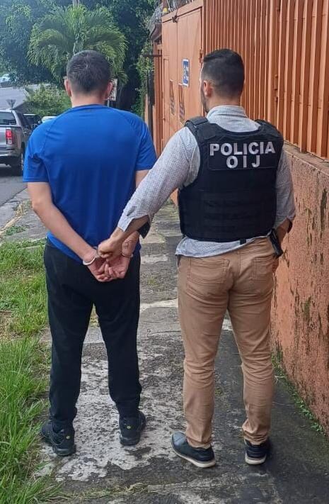 Dos muchachos de apellidos Alfaro de 29 años y Rojas de 23 años son los sospechosos de quedar grabados en una cámara de seguridad sobre la ruta 27 a la altura de Escazú, cuando perseguían a un hombre para robarle el carro. Foto: OIJ