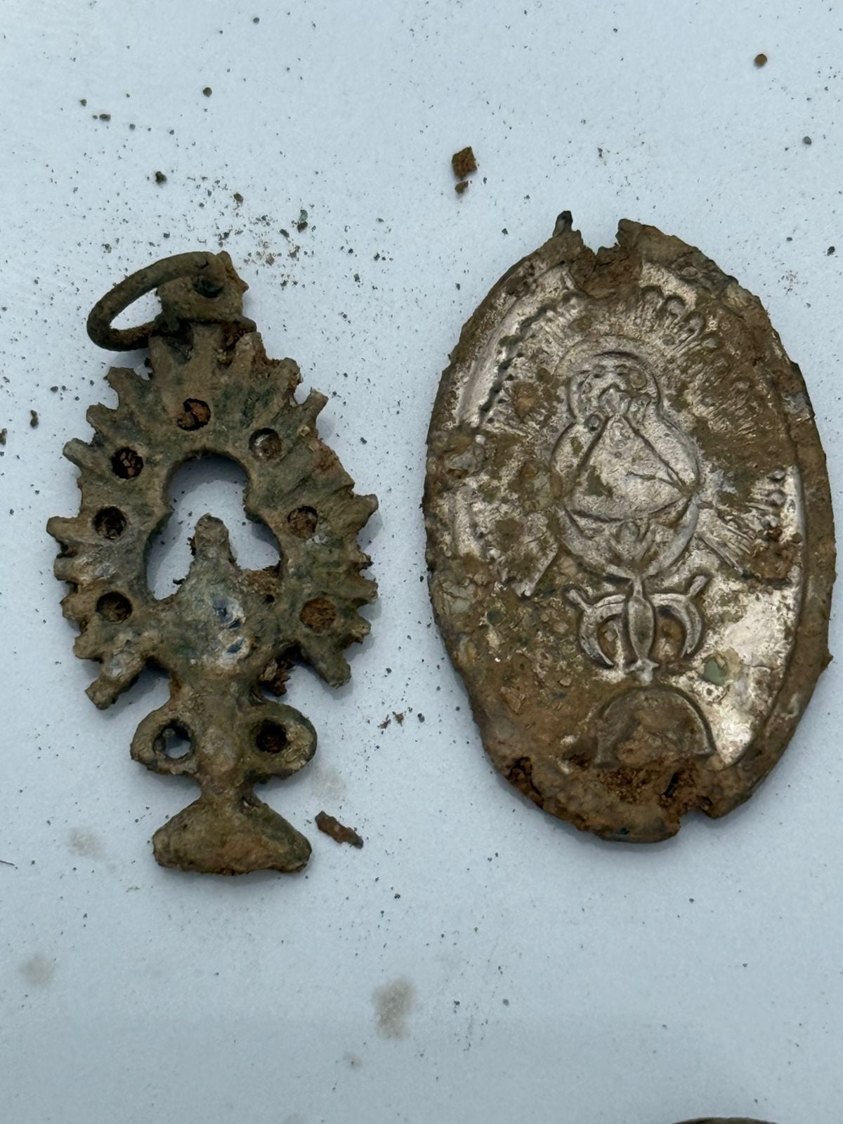 David Molina Roldán, ingeniero en informática y quien con equipo especial detecta metales, asegura que ha encontrado al menos 25 entierros con brujerías en distintas zonas del Gran Área Metropolitana, especialmente en San José.