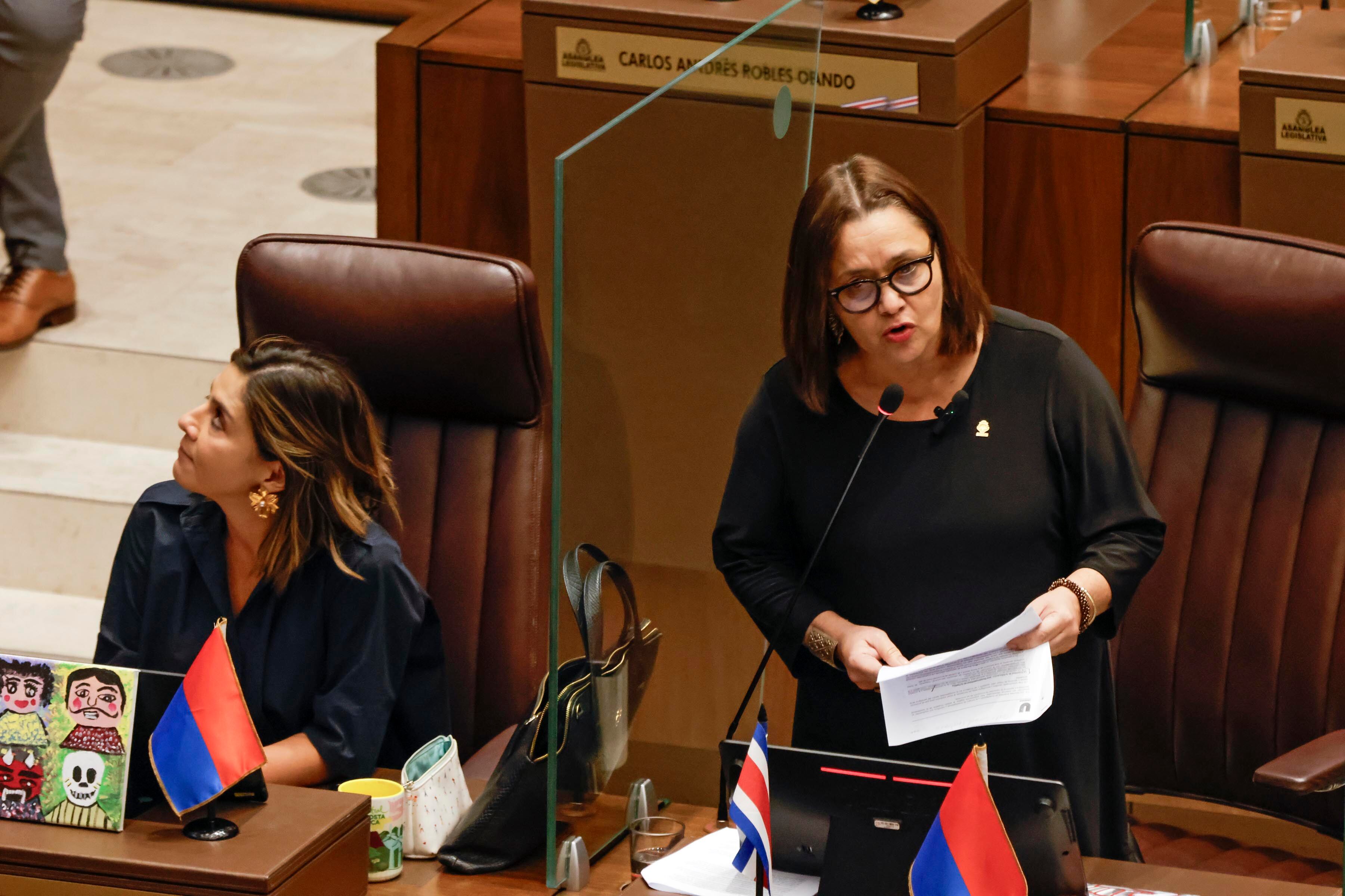 Aprobación de voto de censura contra la ministra de Educación, Anna Katharina Müller.