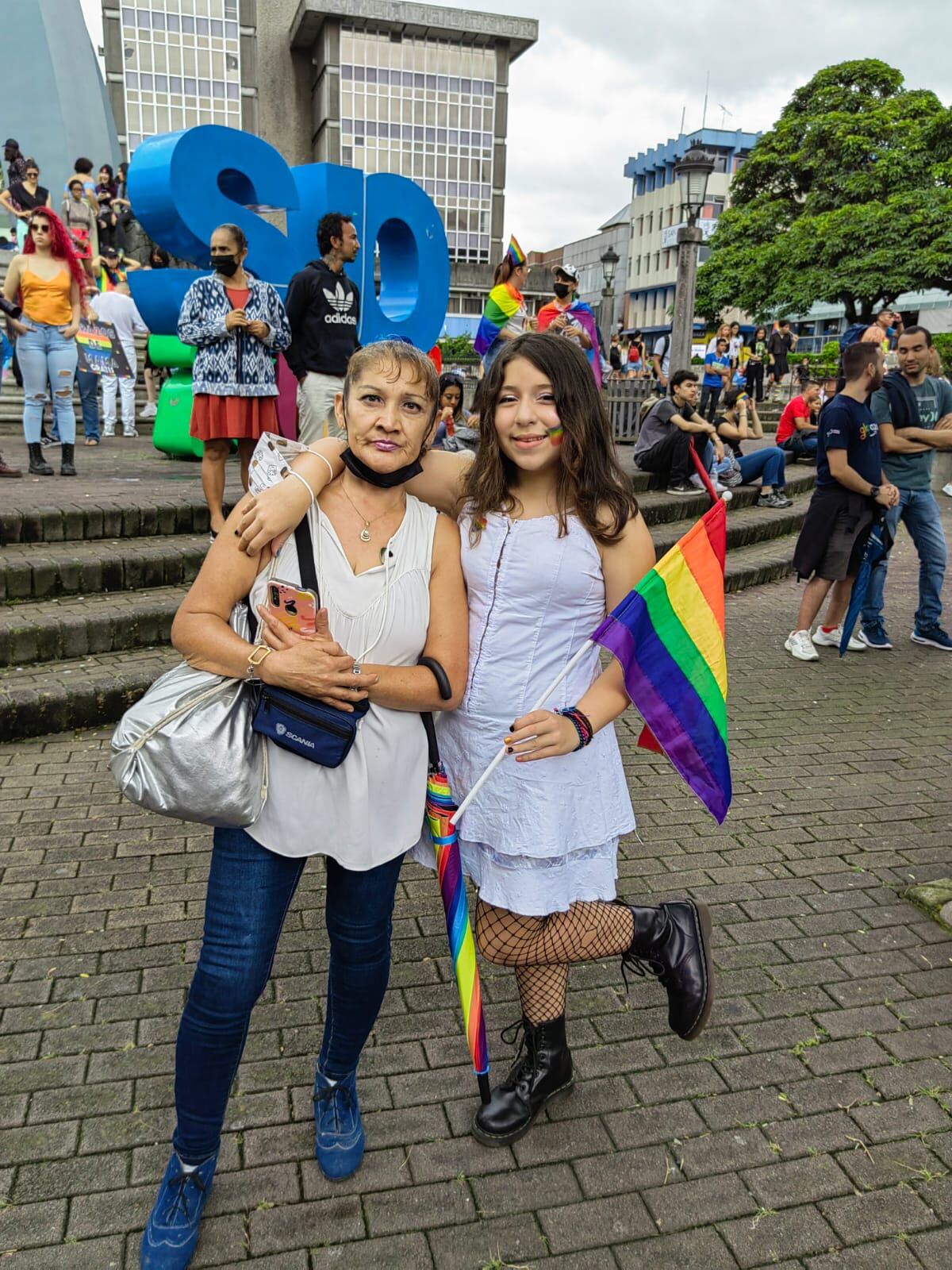 La Marcha de la Diversidad 2022 se vivió en Costa Rica el 26 de junio. Arrancó en el Parque Central y cerró en La Sabana, hubo concierto con Paulina Rubio en el Estadio Nacional. En la foto, Lorena Castro de Aserrí, llegó a la marcha con su nieta, Ashley Camacho.