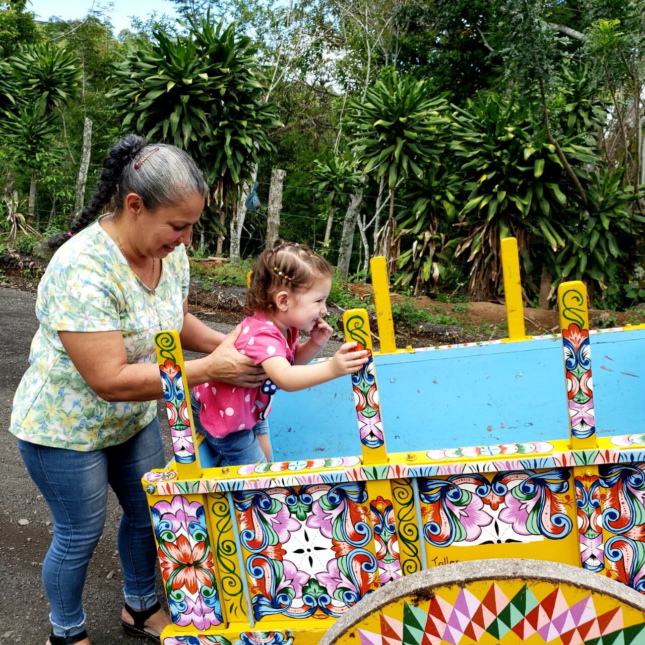 María Cambronero Marín es una puriscaleña que pinta carretas desde hace 36 años. Tiene 51 años de edad