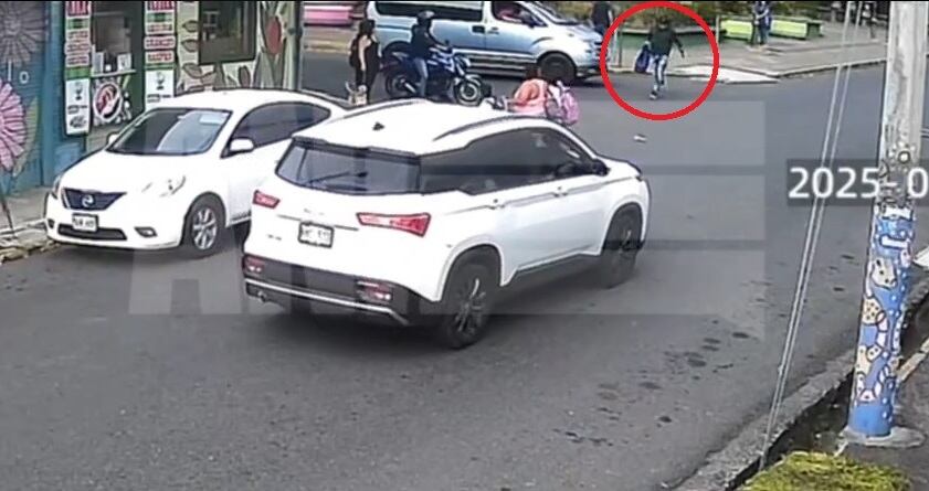 La cámara grabó la huida del asaltante.