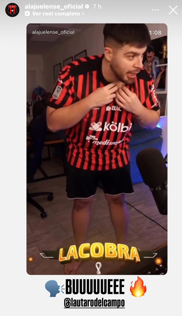 La Cobra lucía más que feliz con la camiseta de Alajuelense.