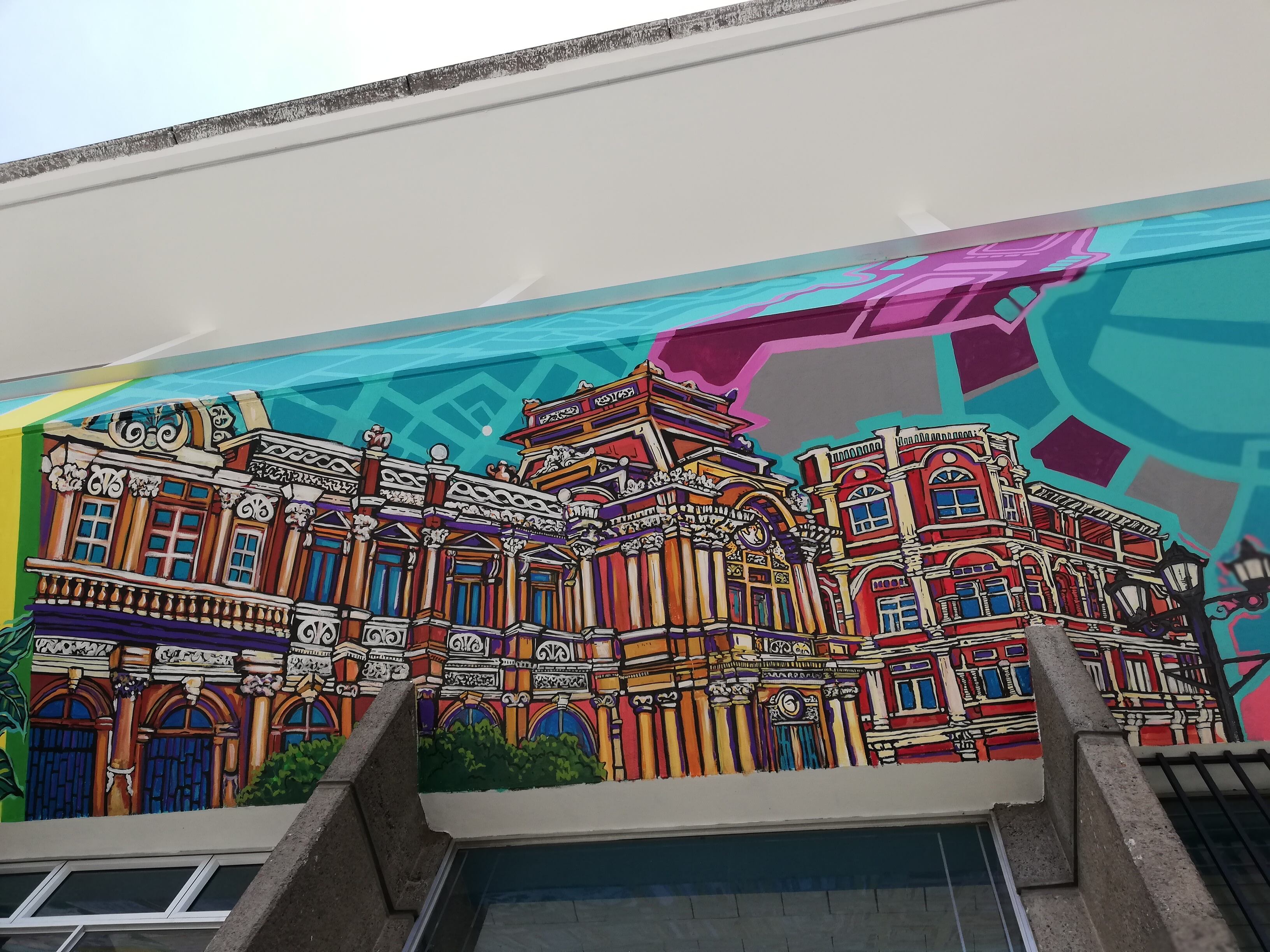 La artista costarricense, Carolina Rodríguez Herrera, está encargada de pintar lo mejor del San José de ayer y hoy en las paredes de la fachada del edificio Teresa que se ubica en barrio Amón. Le ayuda en la obra otra artista tica, Laura Chevez.