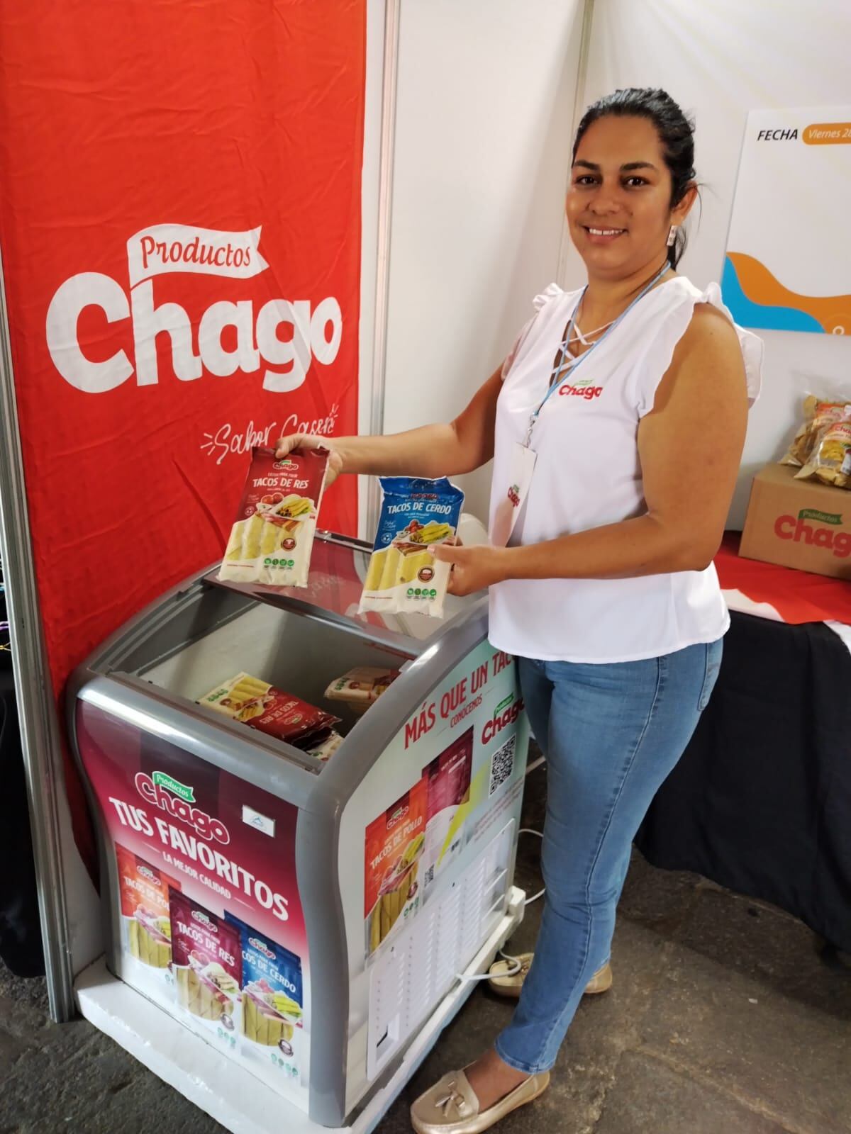 A Yorleni Chacón Gómez el Ministerio de Economía (MEIC) la designó como ganadora del Premio del Año 2023 en la categoría Industria a su negocio, Alimentos Chago. En la foto, el premio se lo entrega el presidente Rodrigo Chaves Robles