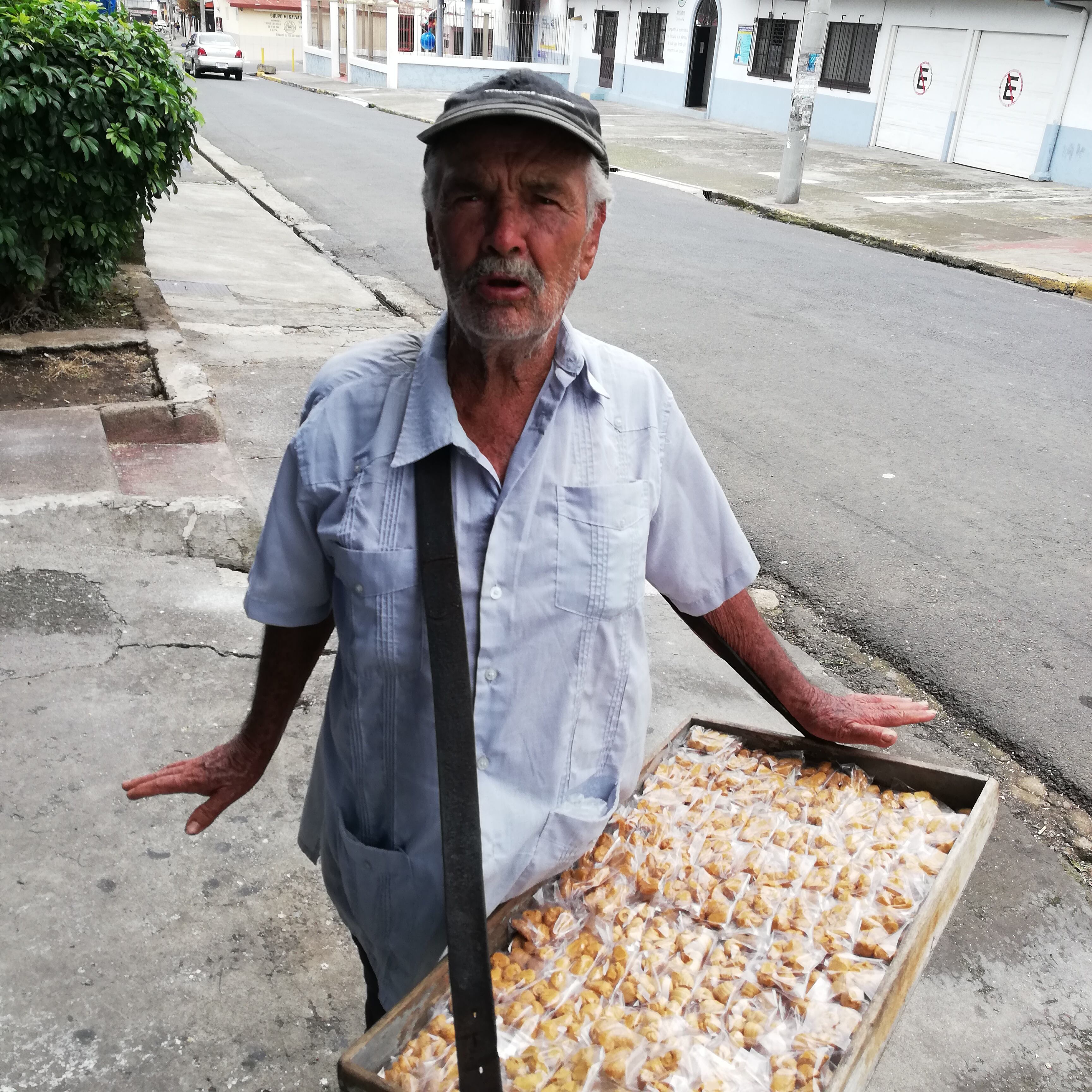Don Alexis Zumbado tiene 75 años de edad, de esos, ya ajusta 50 de vender una deliciosuras dulces que él grita por todo San José de una forma muy particular: ¡melcochitassss ricassss!