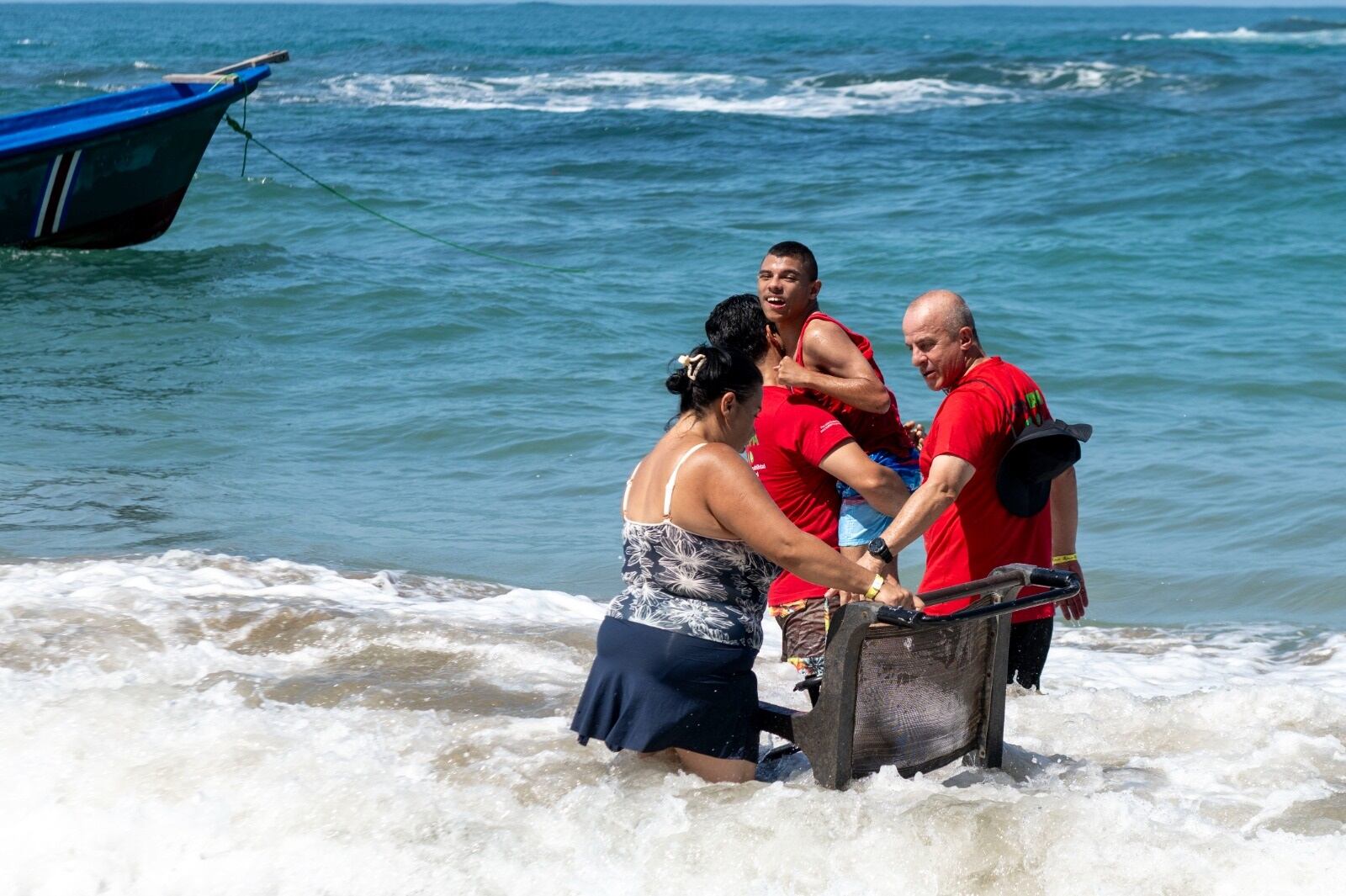Alexander Brenes Cedeño tiene 19 años, parálisis cerebral nivel 1, estudió en el el Colegio Técnico Profesional José Albertazzi Avendaño de Los Guido y ahí se decidió por el Técnico Medio en Turismo. Se graduó el pasado 13 de diciembre y el 11 de enero del 2024 conoció el mar en playa Manzanillo de nuestro Caribe.