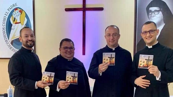 El grupo se llama ¡Rua… Cantando Vida! y es el proyecto de cuatro curitas que tienen como objetivo evangelizar con su voz. El disco se llama “De la Cruz a la Resurrección” y es una perfecta forma musical para vivir cada día de la Semana Mayor. ¡Ruah… Cantando Vida! está integrado por: el Padre Gerardo Alpízar Castro, Párroco de San Roque; el Padre Greivin Chaverri Jenkins, Párroco de San Isidro de Peñas Blancas; el Padre Fabio Hidalgo Rojas, Párroco de la Catedral de Ciudad Quesada; y, el Padre Adolfo Robles Garbanzo, Párroco de Santo Domingo de Monterrey.