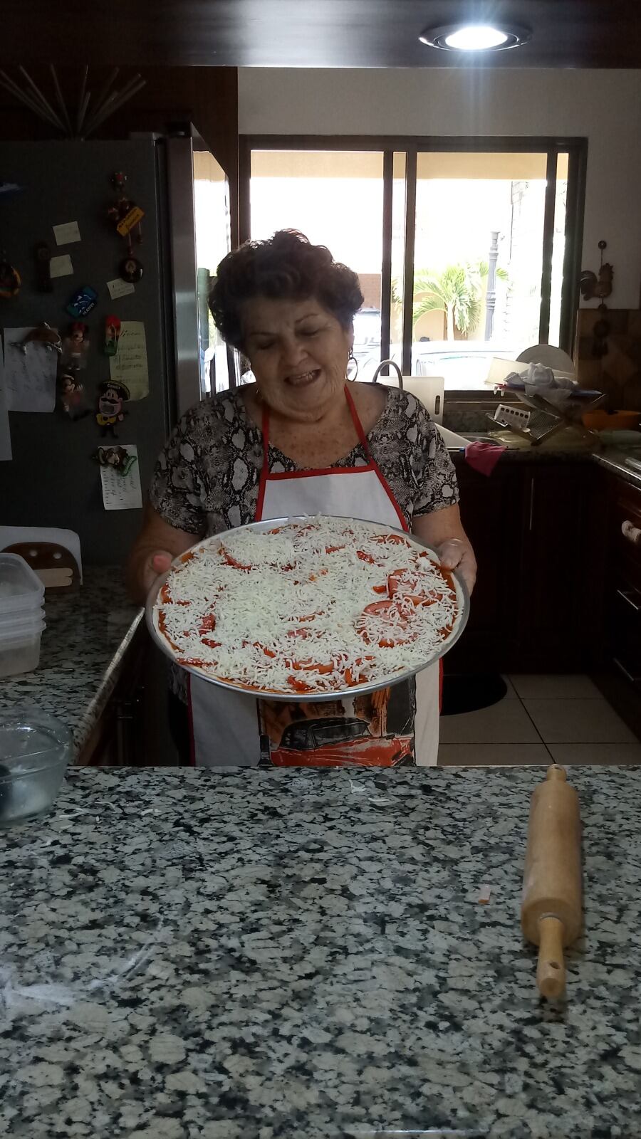 Nunca en la vida doña Yetty Chaverrí, una herediana de pura cepa, se imaginó que a sus 83 años, siendo mamá, abuela y bisabuela, publicaría un libro de recetas costarricenses que se convertiría en todo un éxito de ventas