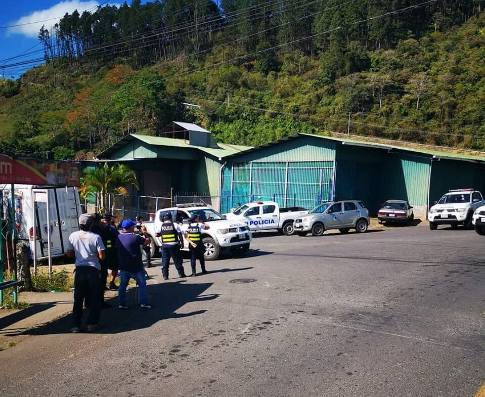 Búsqueda de Alisson Bonilla Vásquez, de 18 años, desaparecida desde el miércoles en Ujarrás de Paraíso, Cartago. Foto suministrada por Fernando Gutiérrez.