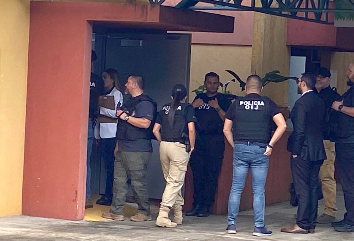 Personal del OIJ y la Fiscalía Adjunta Ambiental en el Refugio Nacional Gandoca-Manzanillo, Caribe Sur de Costa Rica, destacando la brecha entre la normativa ambiental y su aplicación.