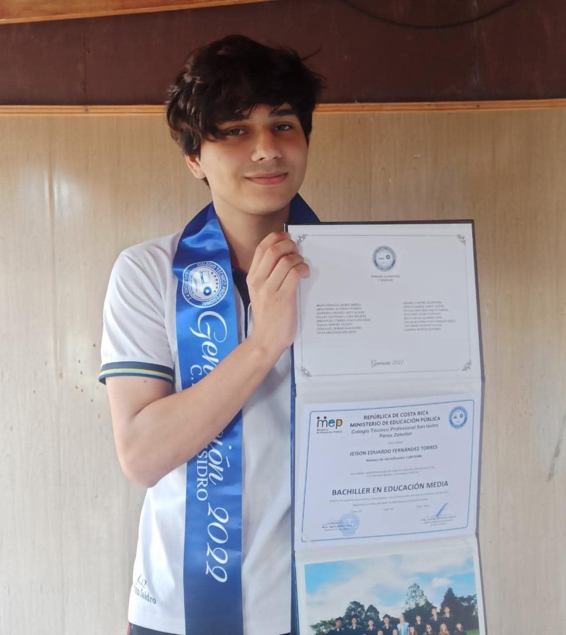 A los 10 años, mientras muchos chiquillos soñaban con ser futbolistas, Jeison Fernández Torres, nacido en el barrio Quemado de Cajón de Pérez Zeledón, ya sabía que lo suyo estaba en la cocina. No era un juego. Era pasión. Jeison fue al Mundial de Pizza en Nápoles y logró el puesto 35. Ya abrió su propia pizzería