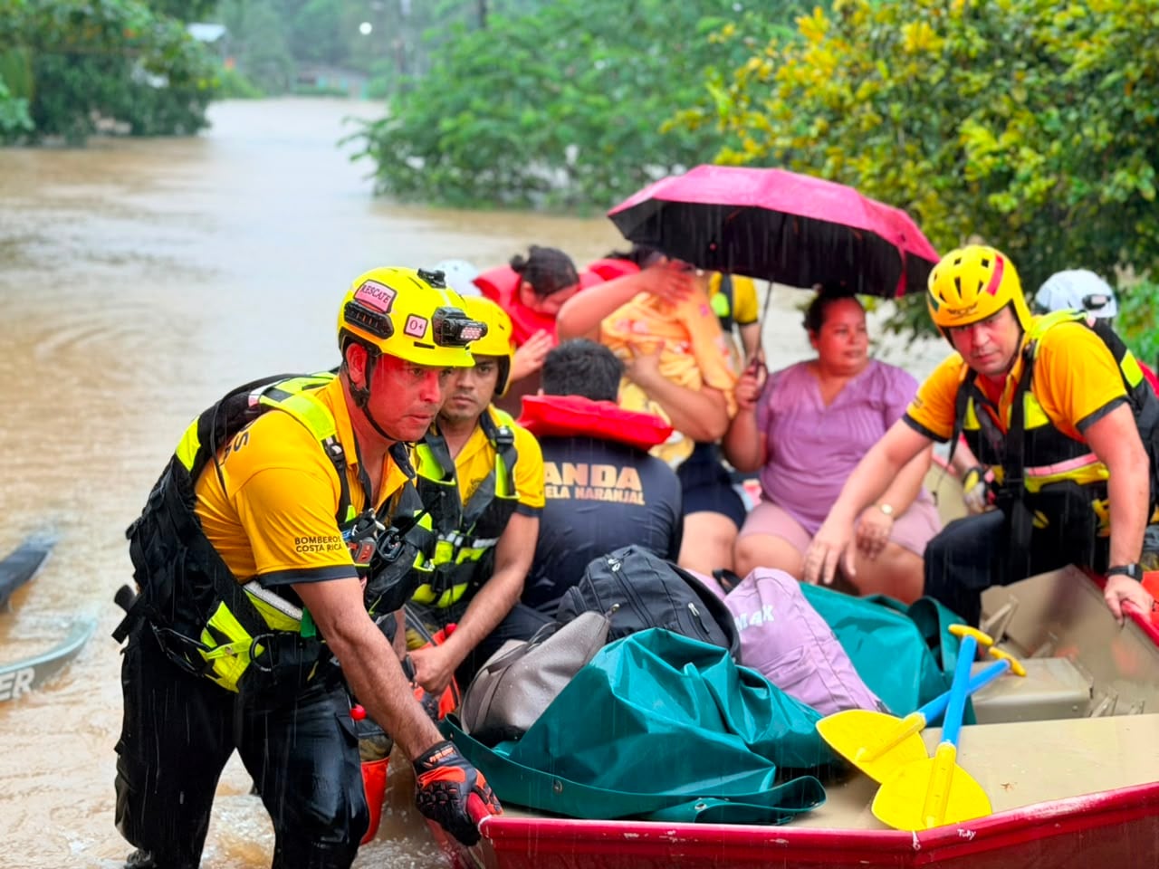 Bomberos ha atendido más de 33 emergencias por inundaciones principalmente en la Zona Norte y el Caribe.