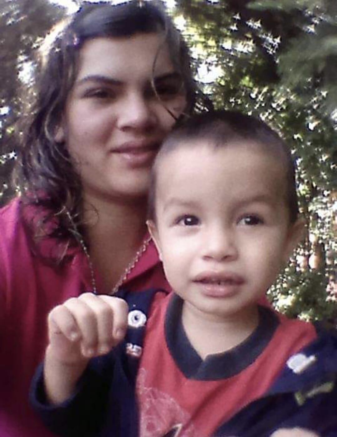 Elizabeth Badilla Segura tiene 34 años, vive en España en donde el año pasado abrió un restaurante de comida mexicana al cual le está yendo muy bien. El restaurante está en Alcázar de San Juan en Ciudad Real y se llama La Llorona en honor a la cantante tica Chavela Vargas. En la foto con su hijo, Gerardo.